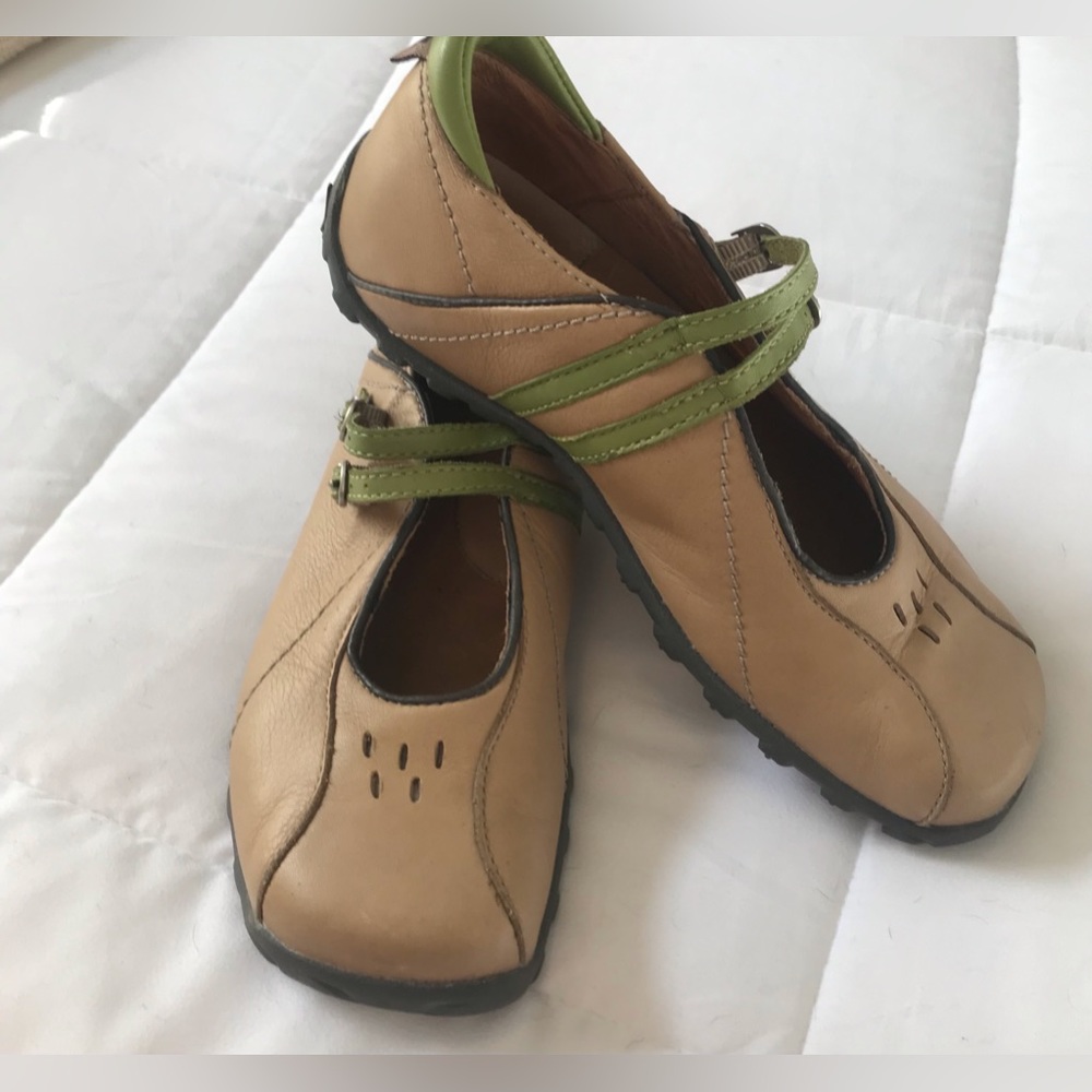 NWOT Caterpillar Inc. Mary Janes. Size 6. - Picture 7 of 16